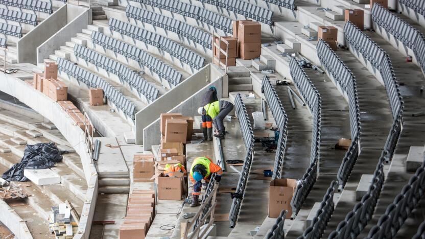 Darbai: Dariaus ir Girėno stadiono tribūnose jau montuojamos kėdės.