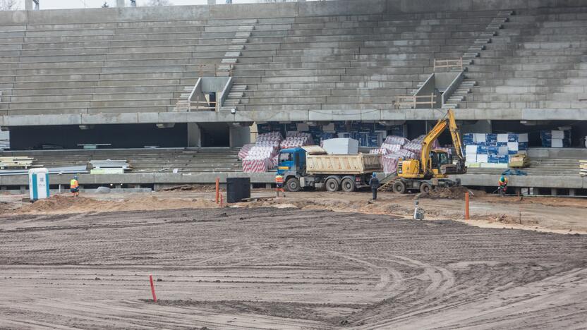 Darbai: Dariaus ir Girėno stadiono tribūnose jau montuojamos kėdės.