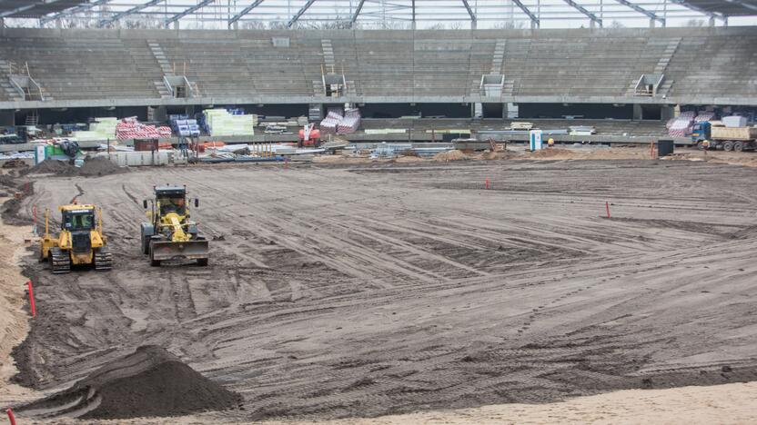 Darbai: Dariaus ir Girėno stadiono tribūnose jau montuojamos kėdės.