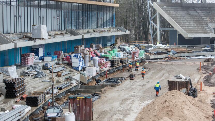 Darbai: Dariaus ir Girėno stadiono tribūnose jau montuojamos kėdės.