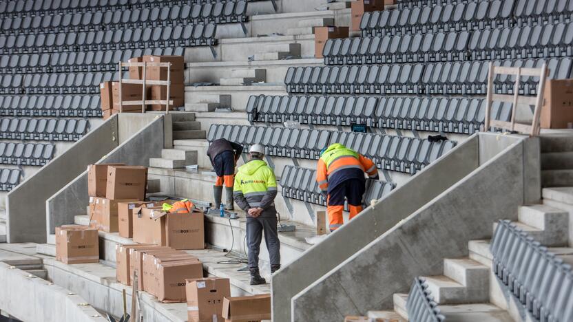 Darbai: Dariaus ir Girėno stadiono tribūnose jau montuojamos kėdės.