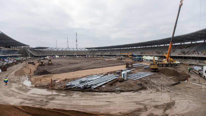 Darbai: Dariaus ir Girėno stadiono tribūnose jau montuojamos kėdės.