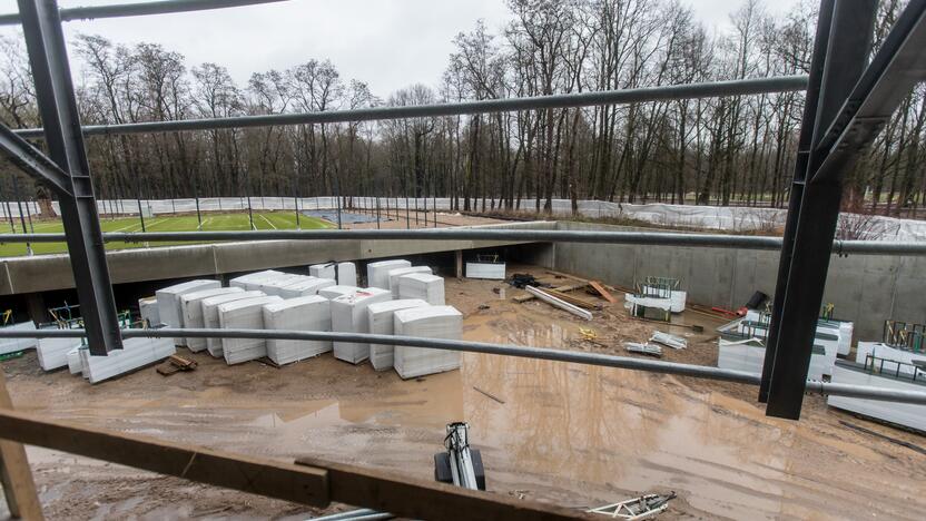 Darbai: Dariaus ir Girėno stadiono tribūnose jau montuojamos kėdės.