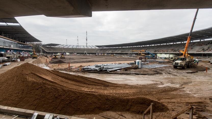 Darbai: Dariaus ir Girėno stadiono tribūnose jau montuojamos kėdės.