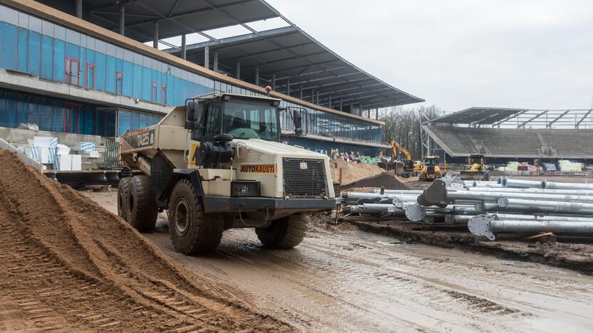 Darbai: Dariaus ir Girėno stadiono tribūnose jau montuojamos kėdės.