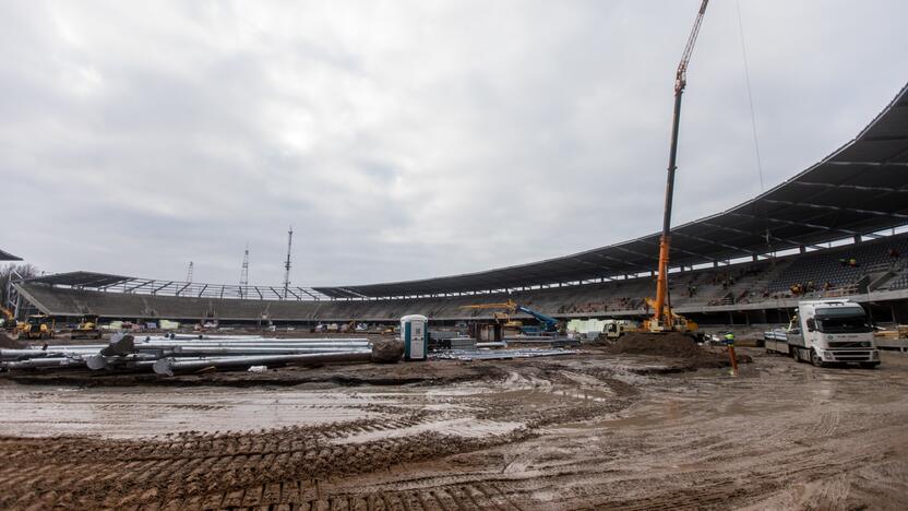 Darbai: Dariaus ir Girėno stadiono tribūnose jau montuojamos kėdės.