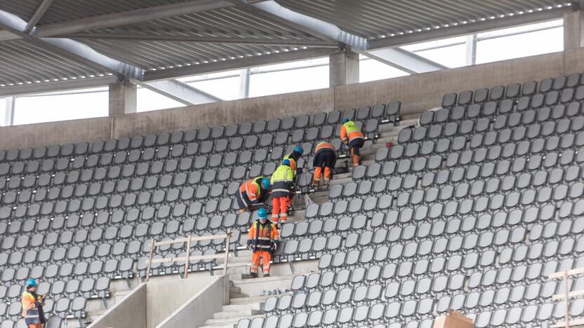 Darbai: Dariaus ir Girėno stadiono tribūnose jau montuojamos kėdės.