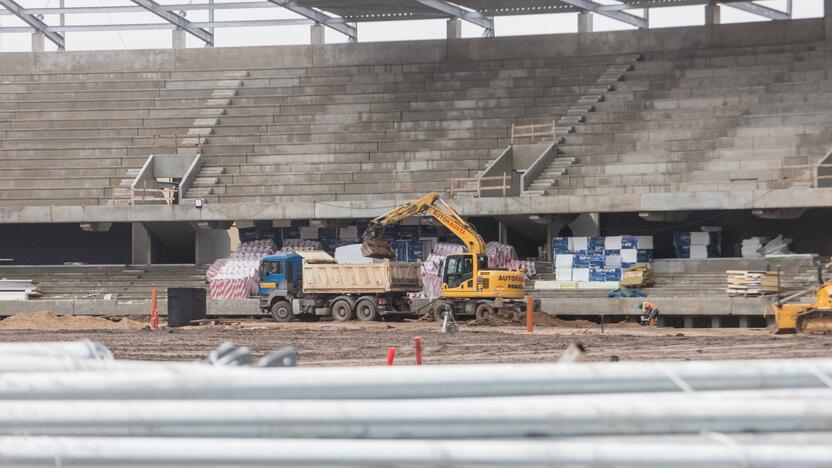 Darbai: Dariaus ir Girėno stadiono tribūnose jau montuojamos kėdės.