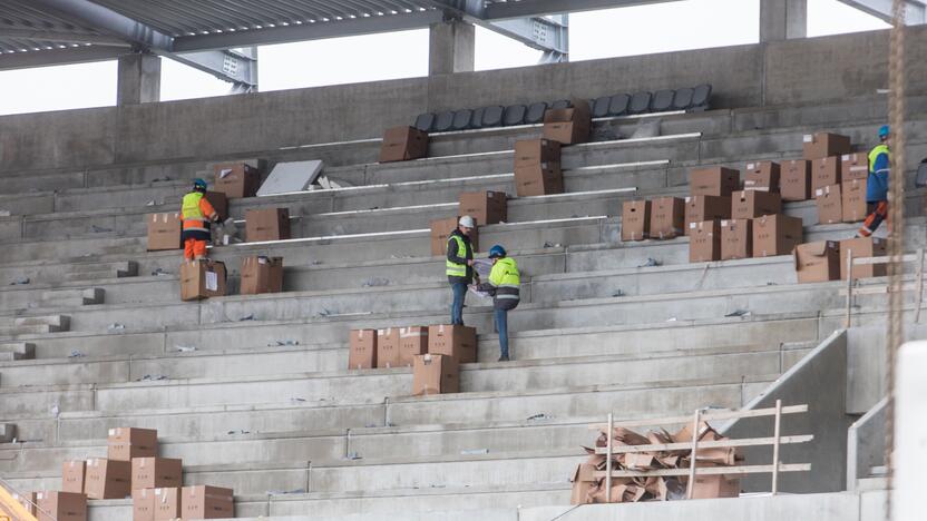 Darbai: Dariaus ir Girėno stadiono tribūnose jau montuojamos kėdės.