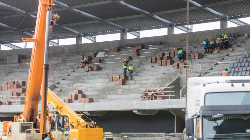 Darbai: Dariaus ir Girėno stadiono tribūnose jau montuojamos kėdės.