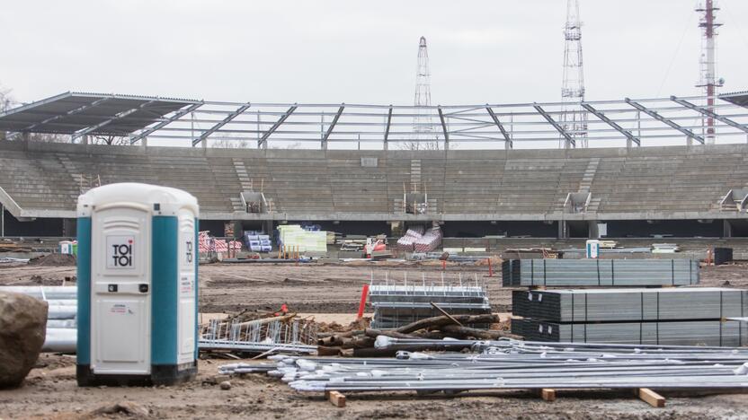 Darbai: Dariaus ir Girėno stadiono tribūnose jau montuojamos kėdės.