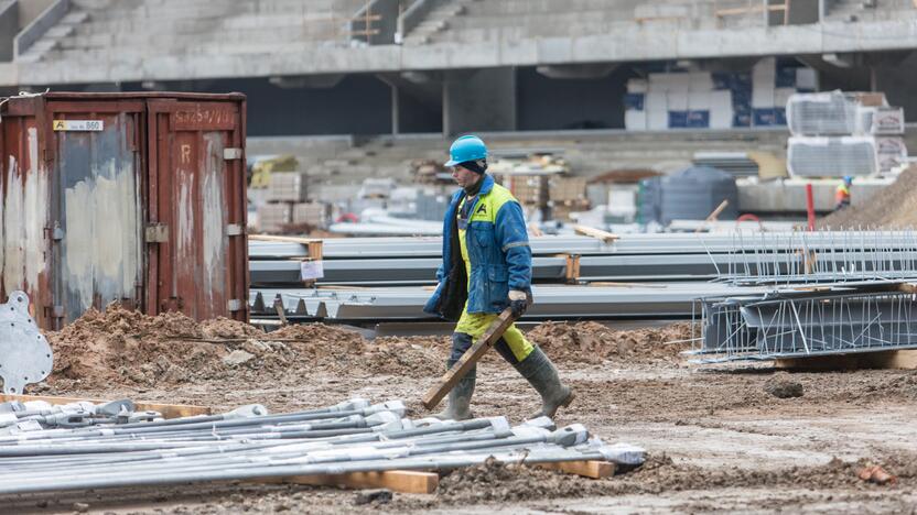 Darbai: Dariaus ir Girėno stadiono tribūnose jau montuojamos kėdės.