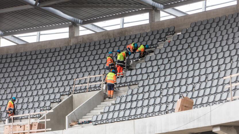 Darbai: Dariaus ir Girėno stadiono tribūnose jau montuojamos kėdės.