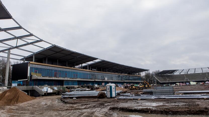 Darbai: Dariaus ir Girėno stadiono tribūnose jau montuojamos kėdės.