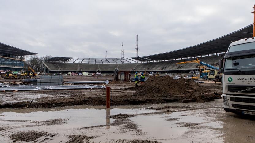 Darbai: Dariaus ir Girėno stadiono tribūnose jau montuojamos kėdės.