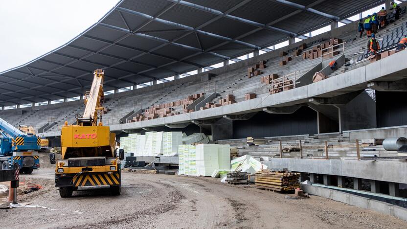 Darbai: Dariaus ir Girėno stadiono tribūnose jau montuojamos kėdės.