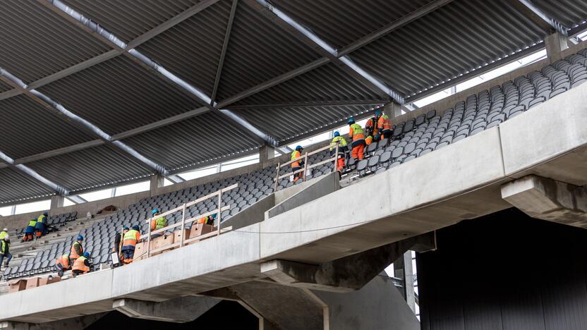 Darbai: Dariaus ir Girėno stadiono tribūnose jau montuojamos kėdės.