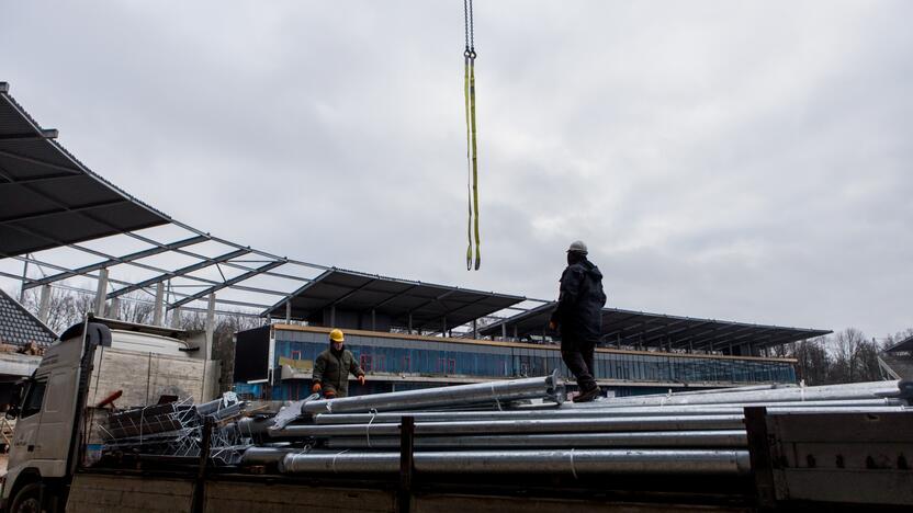 Darbai: Dariaus ir Girėno stadiono tribūnose jau montuojamos kėdės.