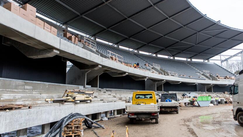 Darbai: Dariaus ir Girėno stadiono tribūnose jau montuojamos kėdės.