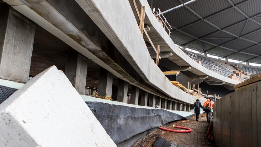 Darbai: Dariaus ir Girėno stadiono tribūnose jau montuojamos kėdės.