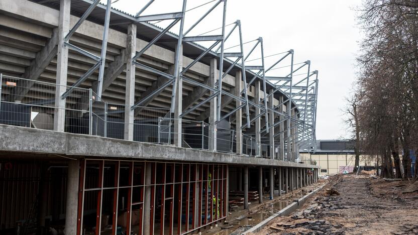 Darbai: Dariaus ir Girėno stadiono tribūnose jau montuojamos kėdės.