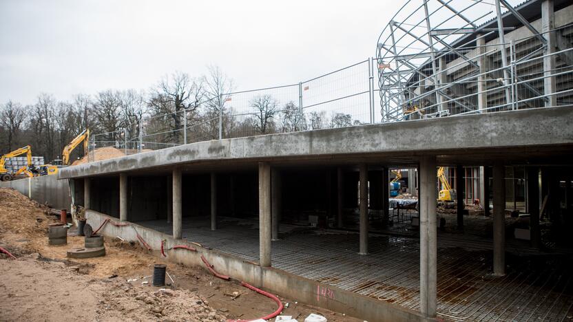 Darbai: Dariaus ir Girėno stadiono tribūnose jau montuojamos kėdės.