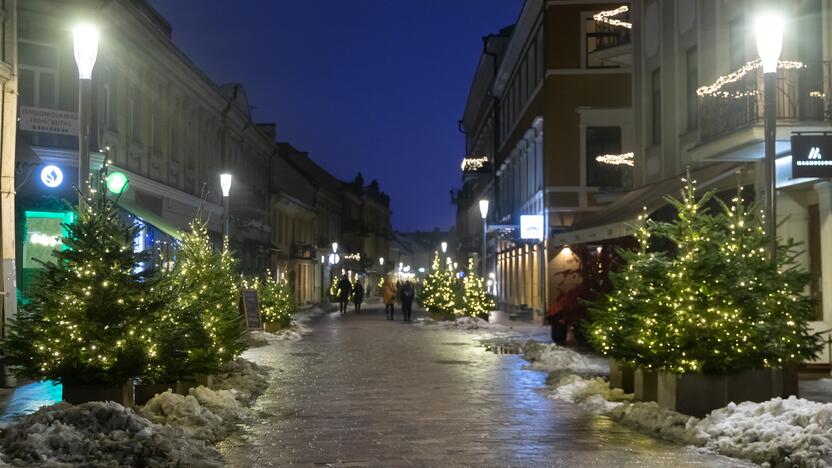 Prognozės: Kūčių naktį pradės vėsti, šeštadienį liks tik +1 °C, o Kalėdų pirmą ir antrą dieną reikia tikėtis ir neigiamos temperatūros: naktimis iki  –3–10 °C, dienomis –2–5 °C. Galime tikėtis ir sniego.