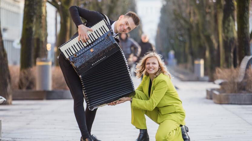 Partneris: nors sveria apie 17 kg, akordeonas Vyteniui ne našta, o ir Austėjai šis muzikinis instrumentas labai patinka.