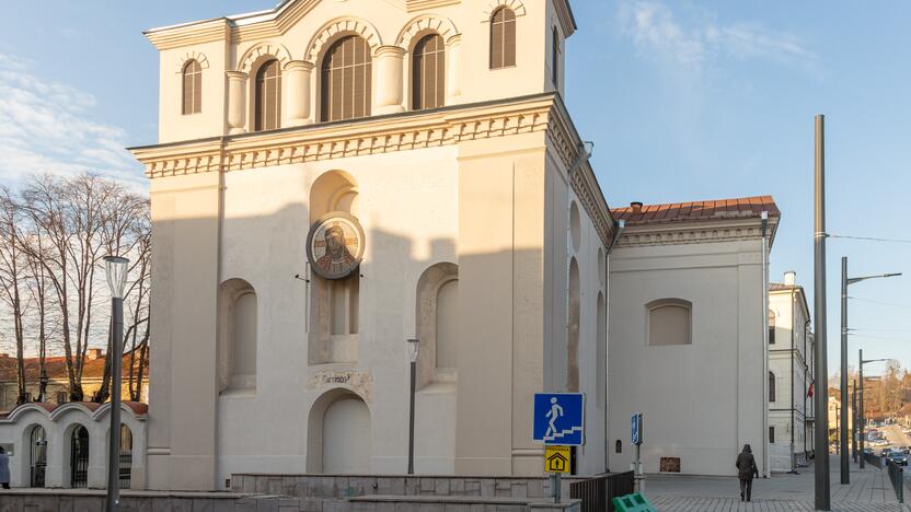 Žymės: atnaujinant fasadą atidengtas dominikonų bažnyčios tinkas, o iškapotas jis buvo įrengiant cerkvę, kad storas naujo tinko sluoksnis sukibtų.