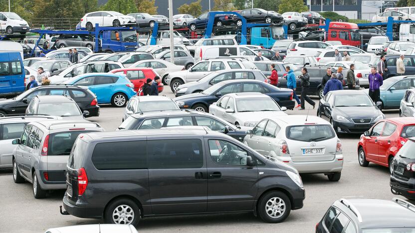 Tendencija: šiandieniai automobilių pirkėjai padaro rimtesnius namų darbus prieš rinkdamiesi transporto priemonę.