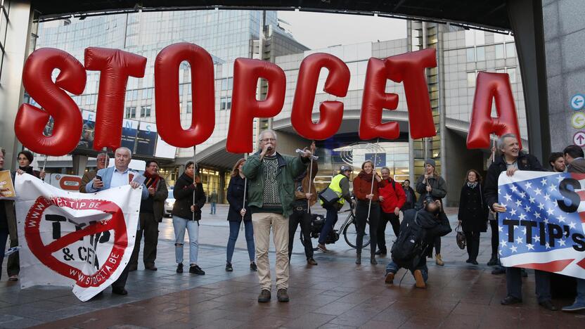 Protestas: kritikai sako, kad CETA kelia pavojų ES aplinkos ir vartotojų apsaugos standartams, be to, užtikrina privilegijas tarptautinėms bendrovėms.