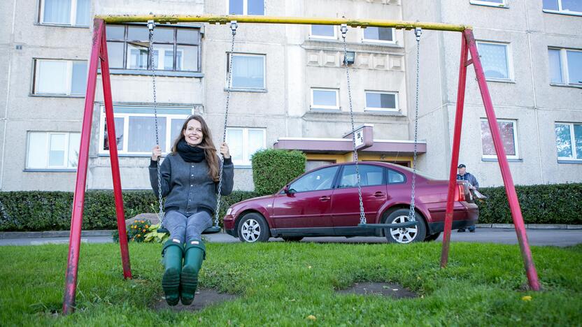 Sentimentai: kai kuriuose kiemuose vis dar galima sutikti sūpynių, menančių Evelinos vaikystę.