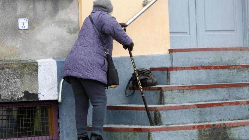 Situacija: nesulaukę pensijų kauniečiai skundžiasi negalintys ir prisiskambinti jų išnešiotojams.