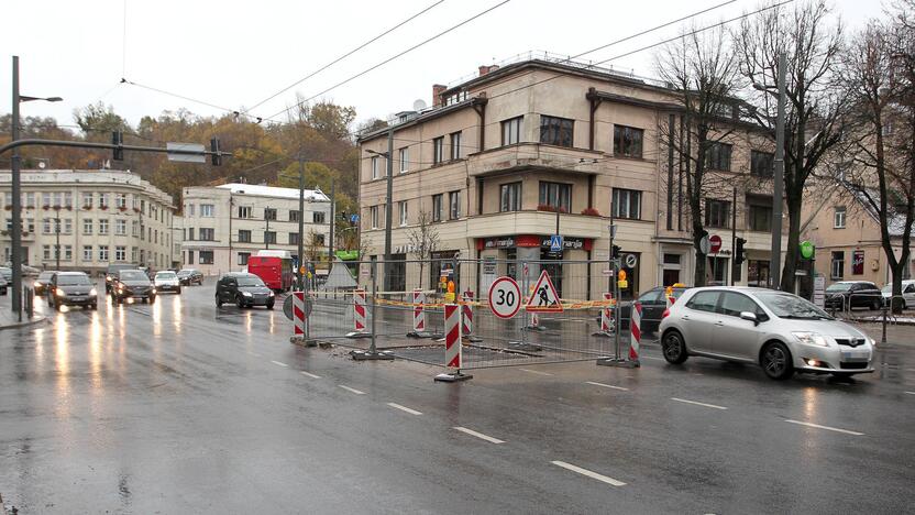 Dėmesys: kauniečius nerimą kelia ir vėl atsivėrusi duobė Vytauto prospekte.