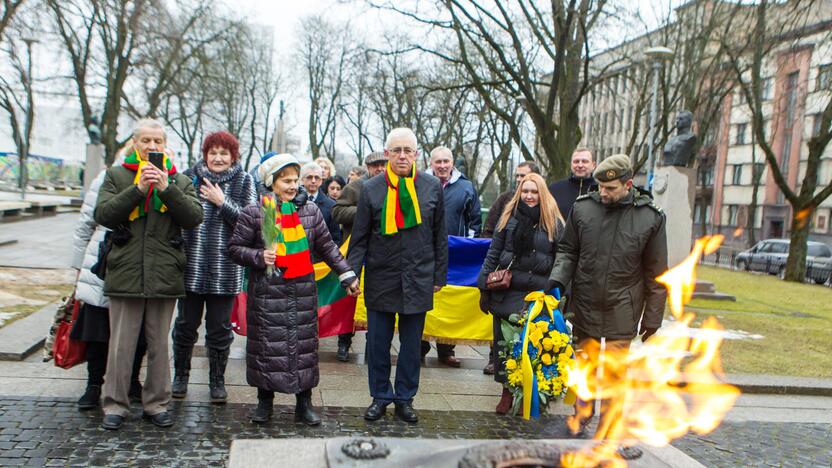 Pagerbė: prie Nežinomo kareivio kapo Ukrainos vėliavos spalvomis pražydo ambasadoriaus (centre) ir karo atašė (pirmas iš dešinės) atneštas gėlių krepšelis. 