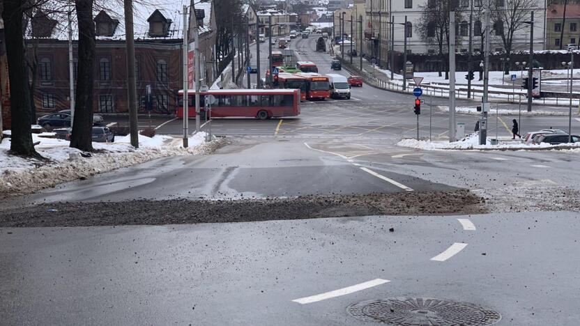 A.Mackevičiaus gatvių danga jau sugadinta, remontuojant vandens komunikacijas.