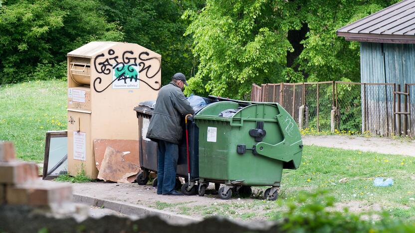 Netvarka: kelininkai, ypač po savaitgalių, fiksuoja augančius atliekų kiekius.