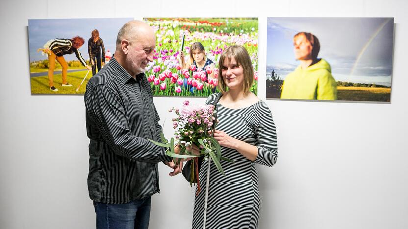 Svarbu: neregiams fotografija nieko nesako, tačiau Laura ir kūrėjas neabejojo parodos nauda matantiems.