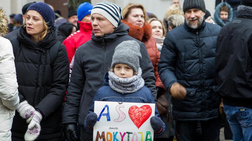 Kovoja: viešajame sektoriuje dirbančių mokytojų, medikų ir gyventojų saugumą užtikrinančių pareigūnų nepasitenkinimas per mažais atlyginimais gana dažnai išsirutulioja į streikus bei protestus.