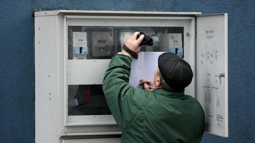 Neaiškumai: elektros vartotojų atstovai piktinasi, kad energijos tiekėjai kasmet giriasi vis didesniais pelnais, tačiau elektra gerokai pabrango.