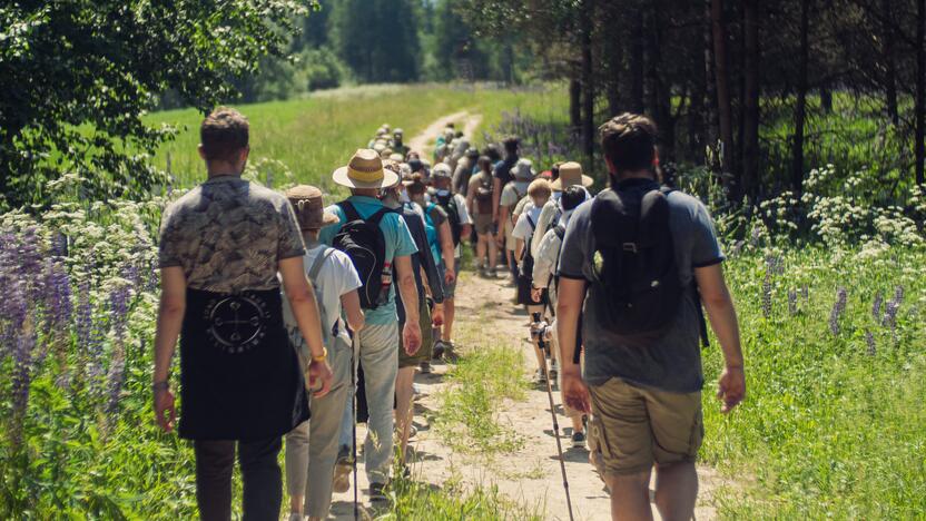 Patrauklu: keliauti piligriminiais maršrutais į Šiluvą žmonės atvyksta nuolat – po vieną, poromis, šeimomis, grupelėmis, su parapija ar bendruomene, su darbovietės kolektyvu.