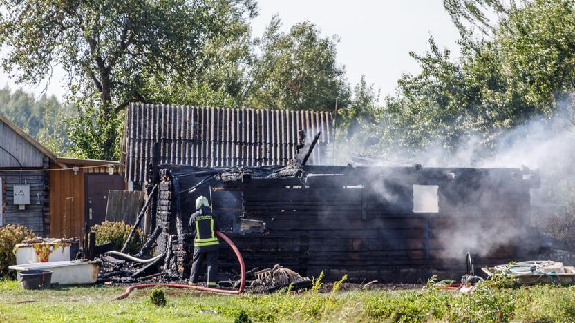 Girininkuose atvira liepsna degė namas