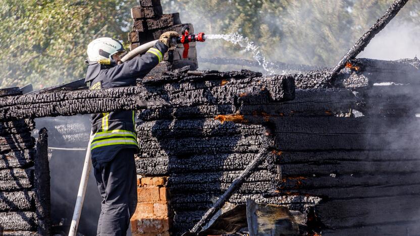 Girininkuose atvira liepsna degė namas