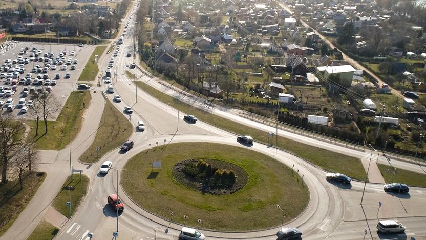 Kenčia: Jonavoje dėl žiedinės sankryžos piko metu automobilių spūstyse gali tekti praleisti ir keletą valandų.