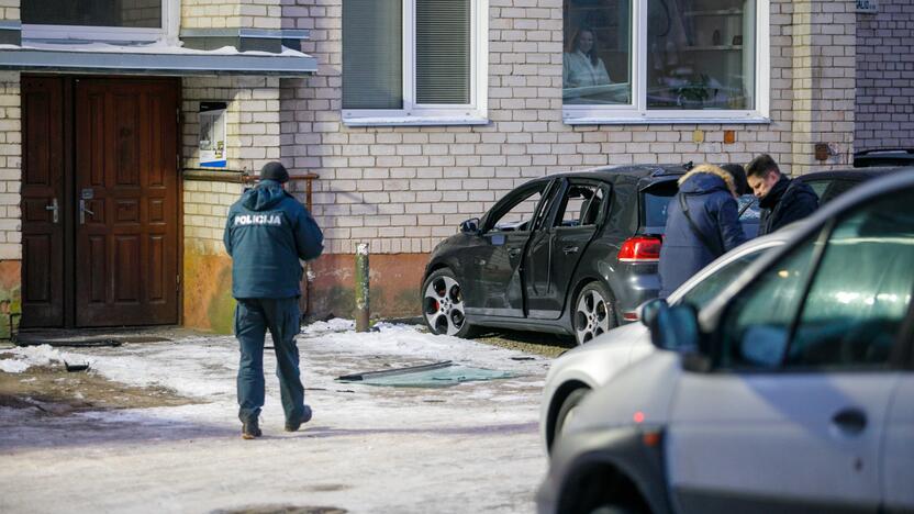 Kaune, daugiabučio kieme, sprogo „VW Golf“