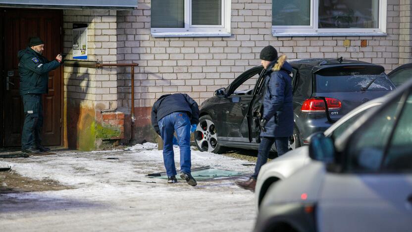 Kaune, daugiabučio kieme, sprogo „VW Golf“