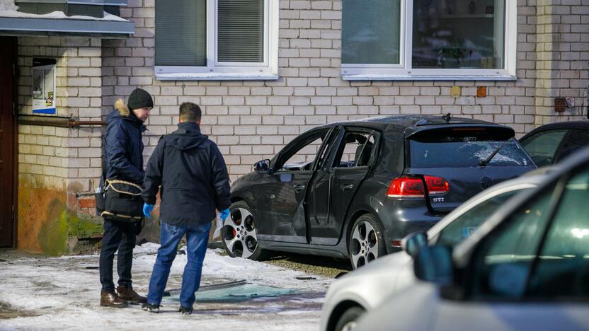 Kaune, daugiabučio kieme, sprogo „VW Golf“