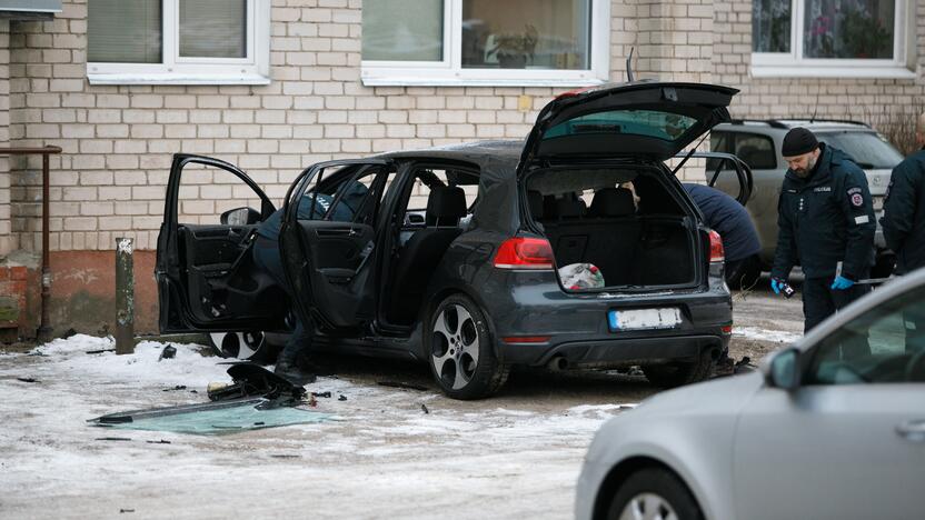 Kaune, daugiabučio kieme, sprogo „VW Golf“