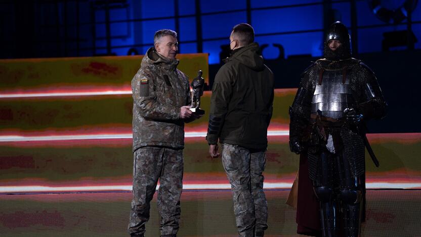 Ceremonija: pagrindinį apdovanojimą Lietuvos kariuomenės vadas gen. ltn. V.Rupšys įteikė Specialiųjų operacijų pajėgų kariui Erikui.