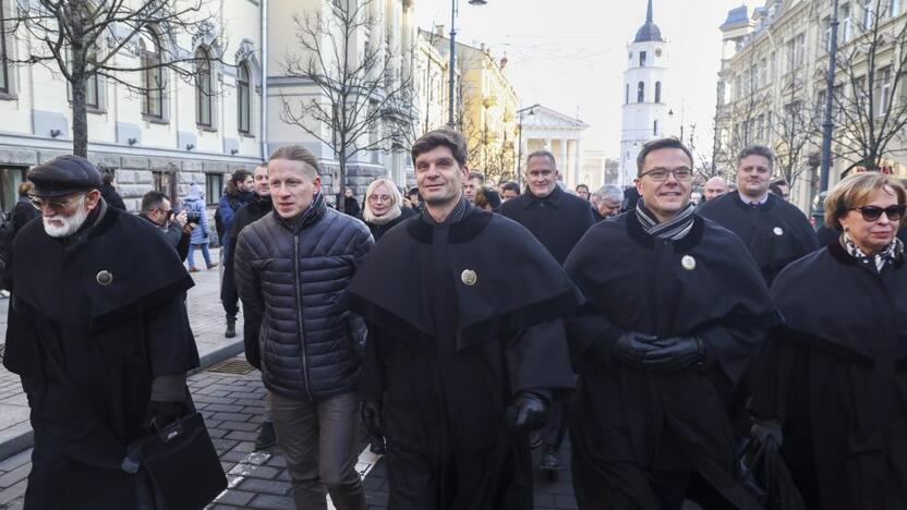 Ignas Vėgėlė (centre)